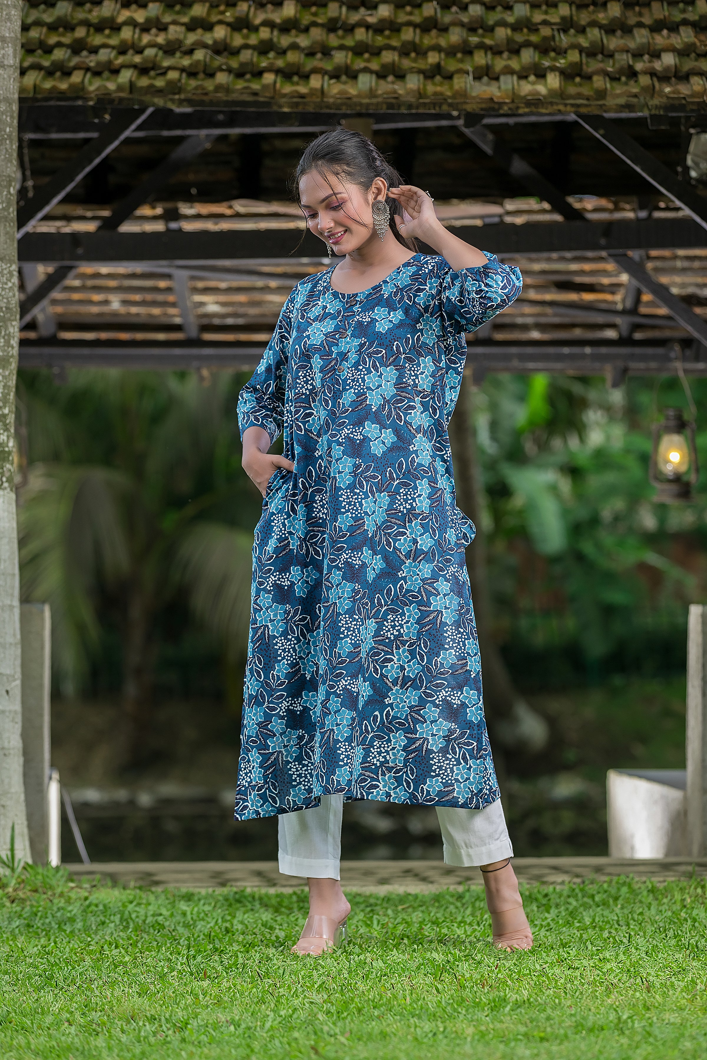 Women's Blue Cotton Round Neck Kurta