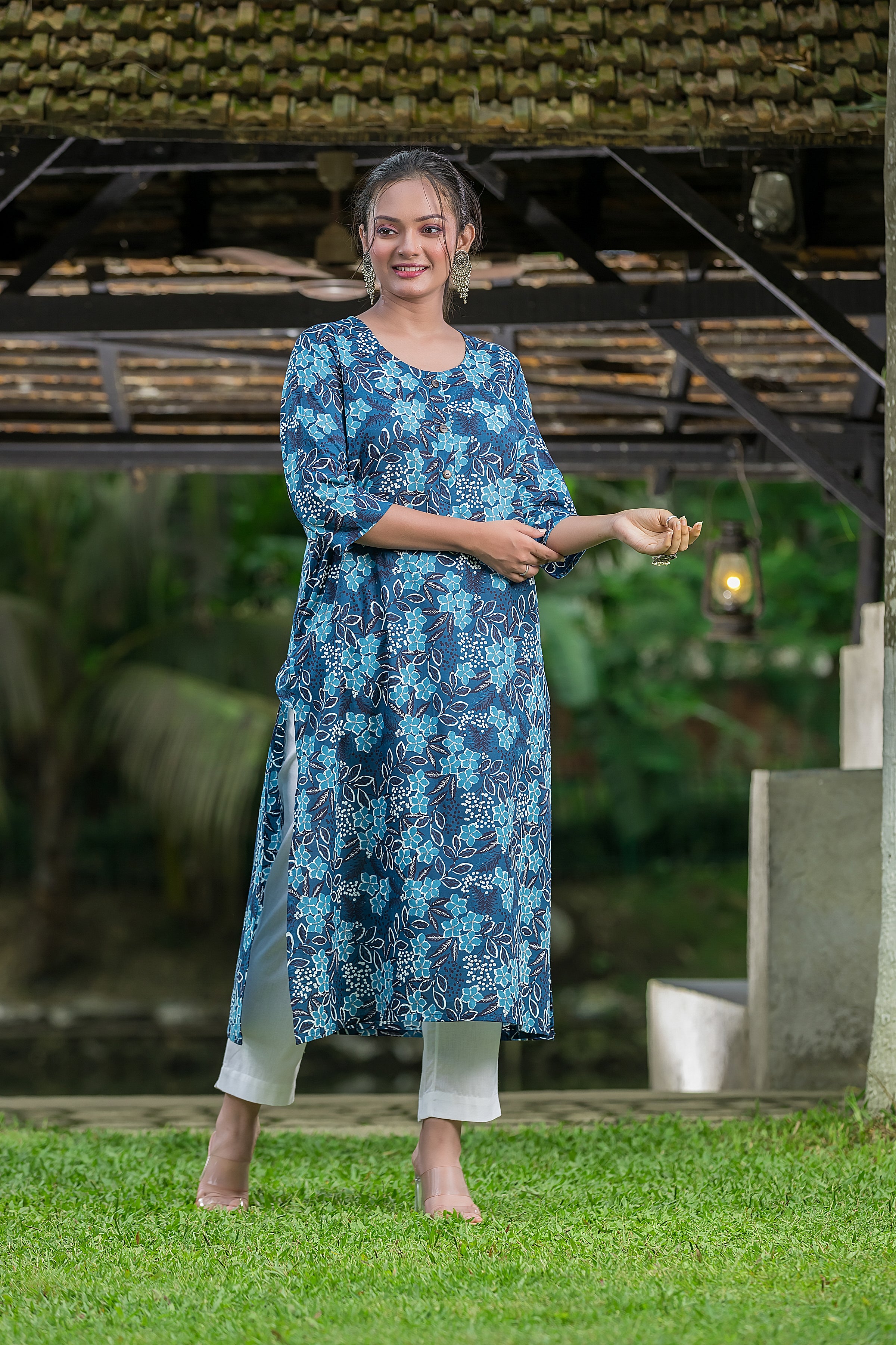 Women's Blue Cotton Round Neck Kurta