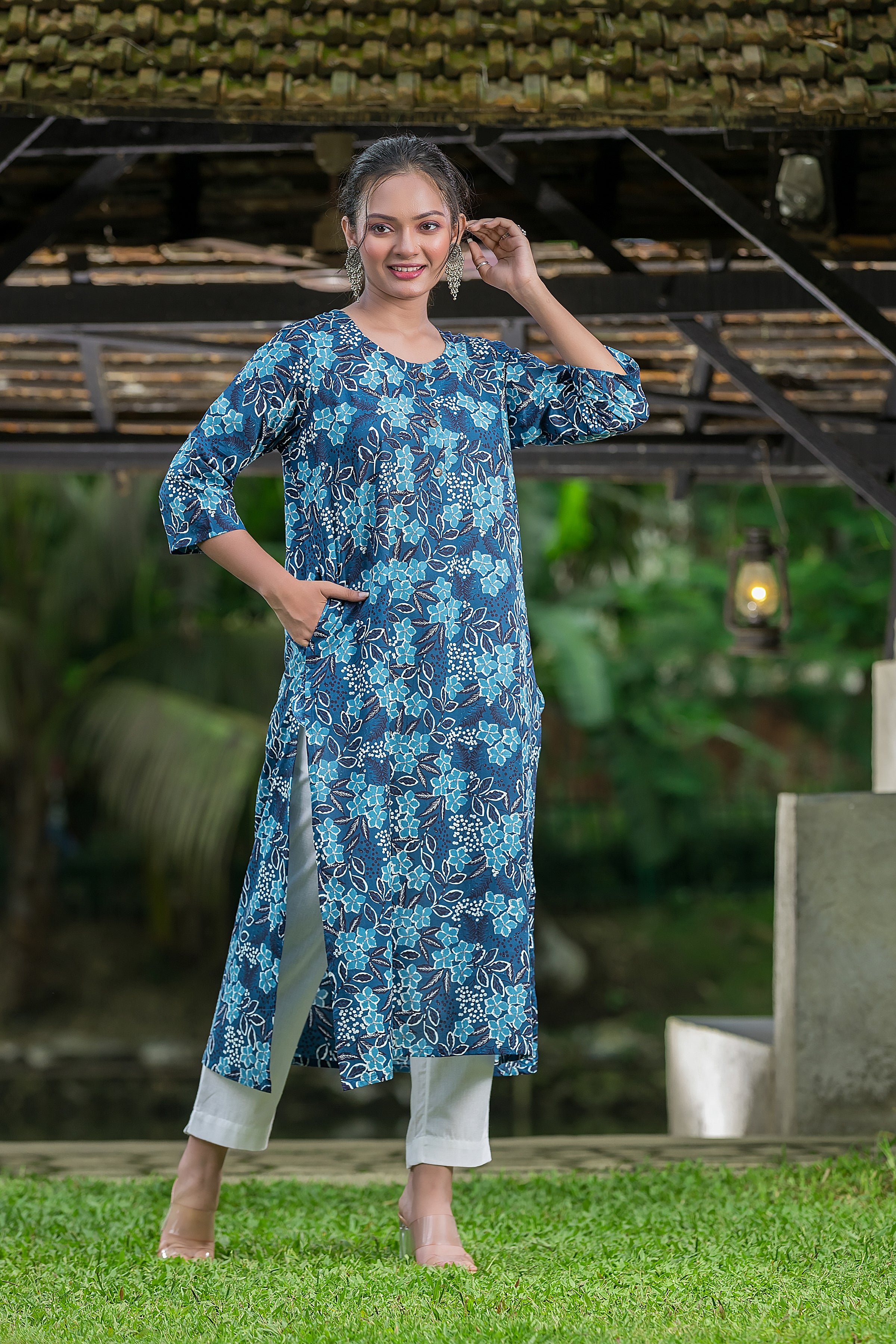 Women's Blue Cotton Round Neck Kurta