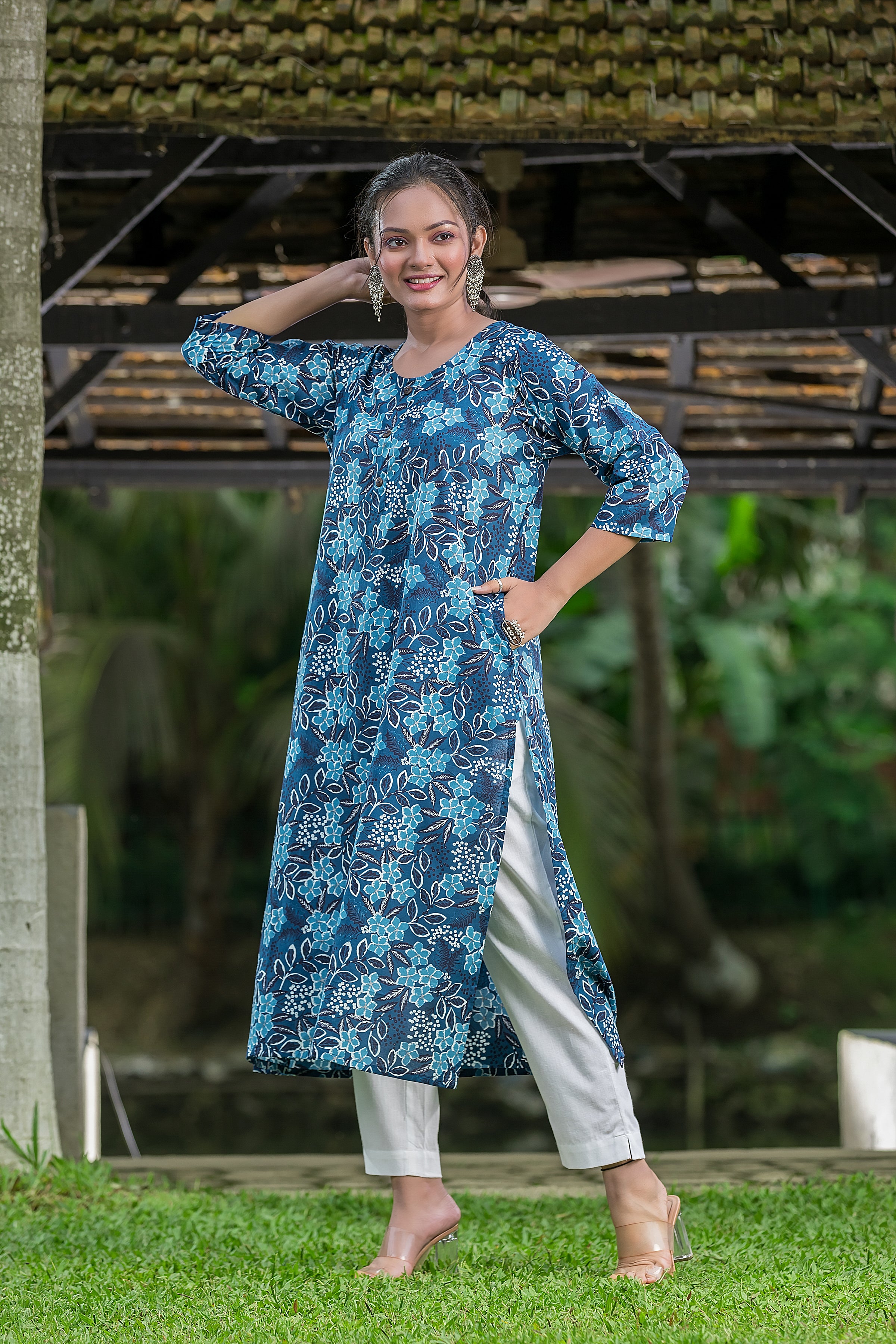 Women's Blue Cotton Round Neck Kurta