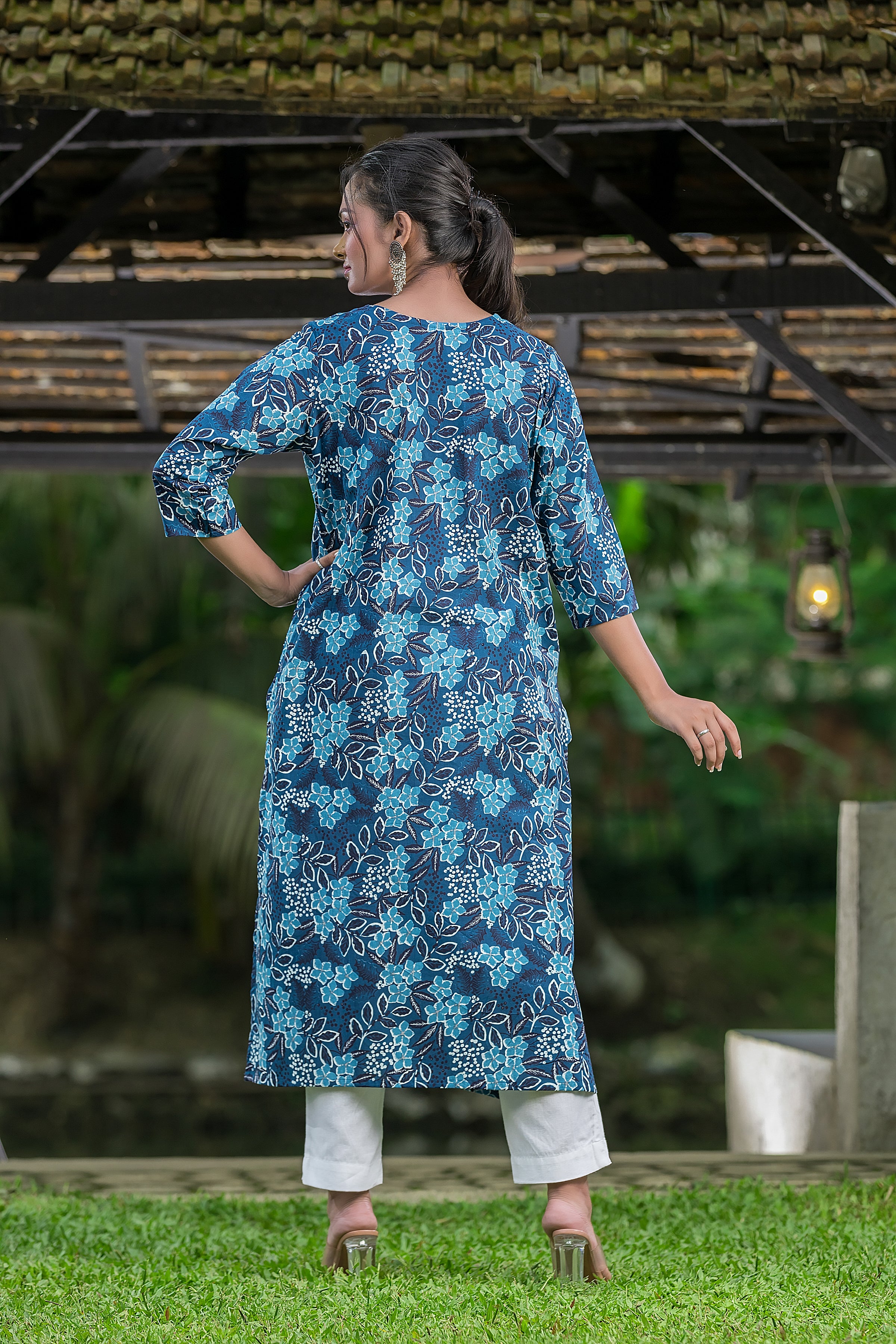 Women's Blue Cotton Round Neck Kurta